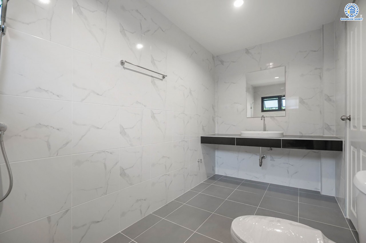 บ้านมือสองตกแต่งใหม่ โครงการ กฤษดานคร18 พุทธมณฑลสาย3 เนื้อที่ 80 ตร.ว. บนพื้นที่ใช้สอยมากถึง 272.57 ตร.ม. อีกระดับของฟังก์ชัน 4 ห้องนอน 3 ห้องน้ำ จอดรถได้ 2 คัน บรรยากาศสุด Private บนทำเลศักยภาพเชื่อมต่อหลายเส้นทาง ใกล้เซ็นทรัลปิ่นเกล้า ม.มหิดล และทางด่วน "ศรีรัช"